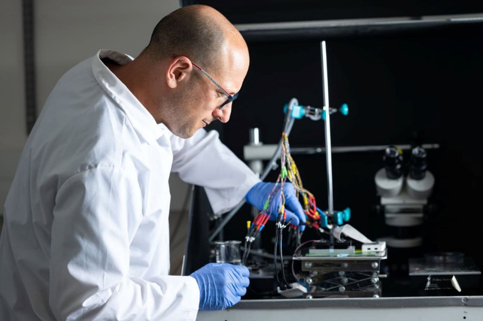 Prof. Hadar Ben-Yoav in his laboratory at Ben-Gurion University of the Negev. Photo by Dani Machlis/BGU