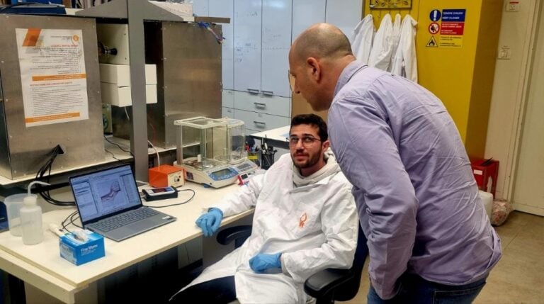 Prof. Ben-Yoav talking to his student Lior Yatov at his Ben-Gurion University lab. Photo by Yulia Karra
