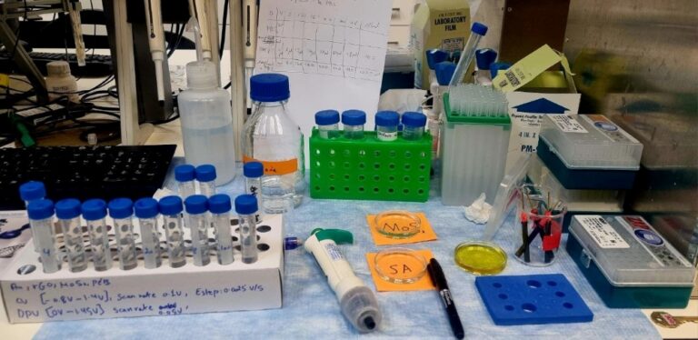 Research tools in Prof. Ben-Yoav’s lab at Ben-Gurion University. Photo by Yulia Karra