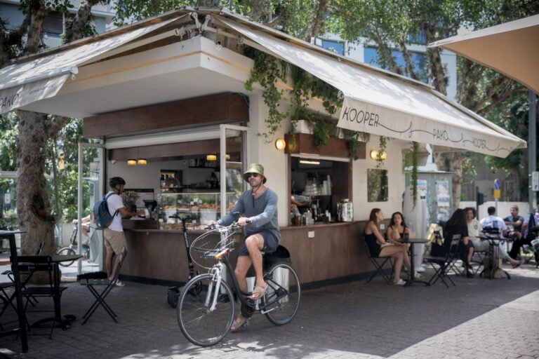 Even during war, people in Israel took a moment’s break to sit in the sun and drink coffee with friends. A cafe on Rothschild Boulevard in Tel Aviv. May 21, 2024. Photo by Miriam Alster/FLASH90