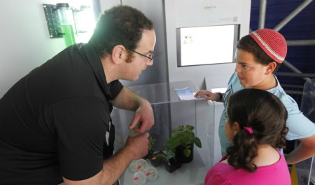 A guide explains Rosetta Green tech to young museum visitors. Photo courtesy of Bloomfield Science Museum